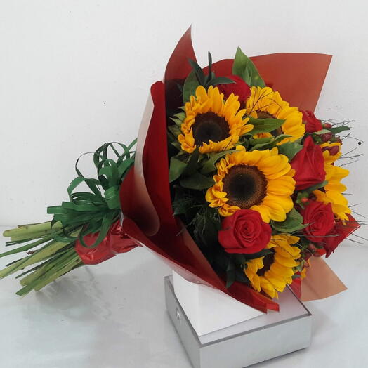 Buque de rosa com girassol