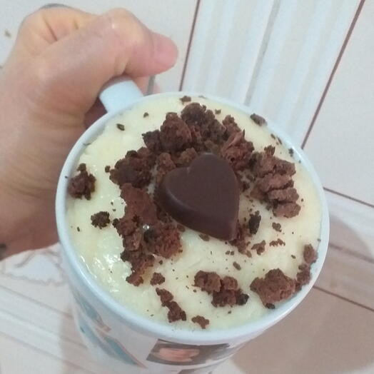 Caneca de porcelana Coelho da Alice no pais das maravilhas com 5 bombons