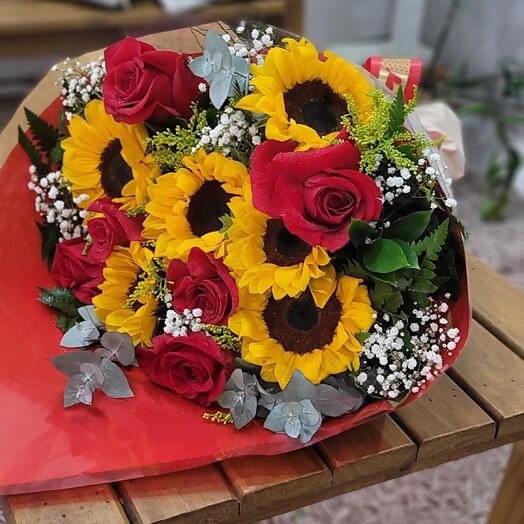 Buquê Luxo De Rosas e Girassois