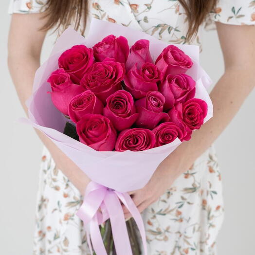 14 rosas cor-de-rosa em um buquê