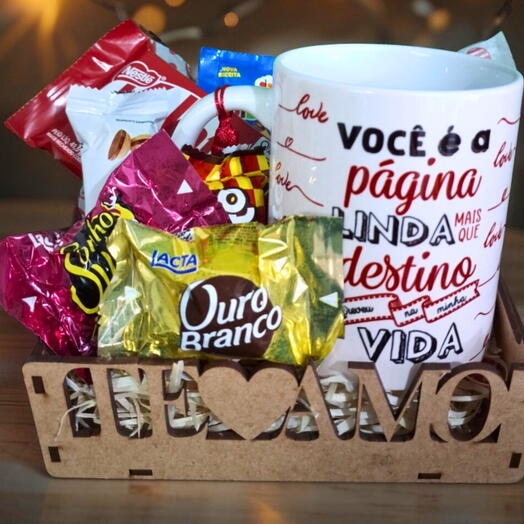 Cesta Dia dos Namorados "Te Amo" com Chocolates e Caneca Pagina da Vida