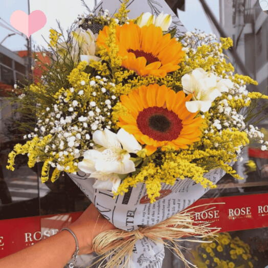 Buquê Love You C/ 2 Girassol e Astromelias