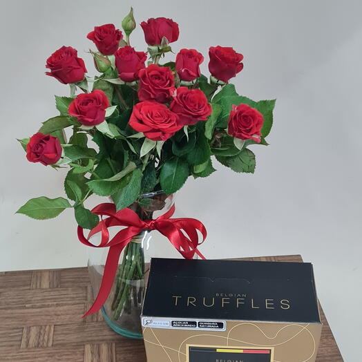 Vaso com Mini Rosas Vermelhas  e Chocolate