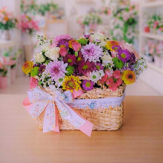 Cesta com Flores Regando Amor e Colhendo Carinho