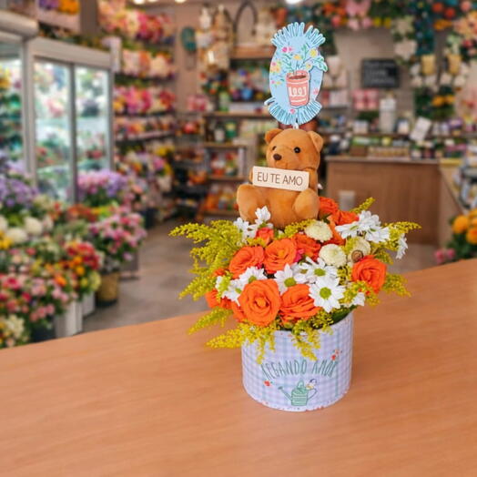 Arranjo Regando Amor com Flores Variadas