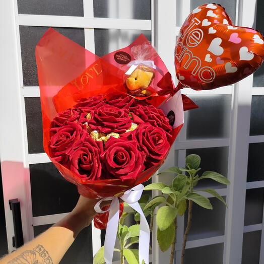 Buquê de Ferrero Rocher com rosas Realeza + kit