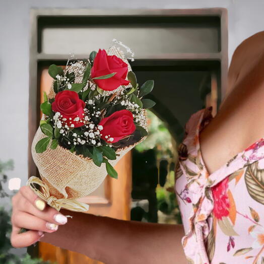 Buquê de 3 Rosas Vermelhas na Juta