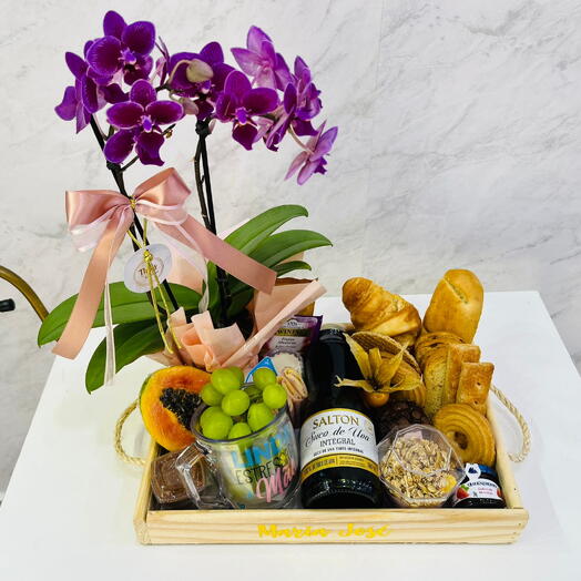 Bandeja de cafe da manhã com orquideas