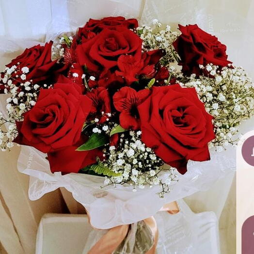 Bouquet com Meia Duzia de Rosas Importadas e Folhagens