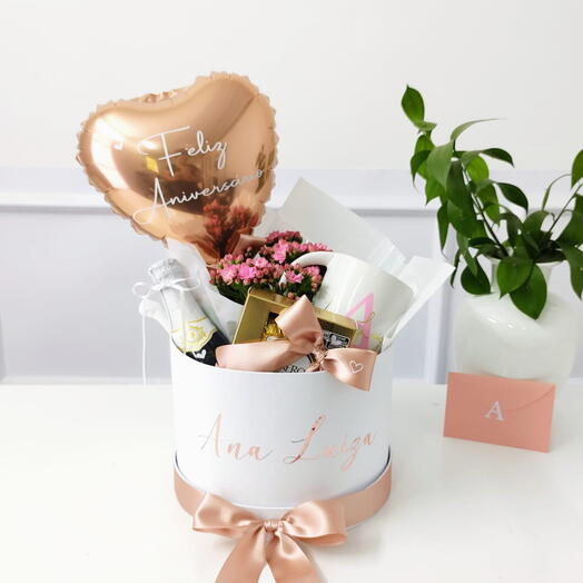 Feliz Aniversario com Flores e Caneca Personalizada