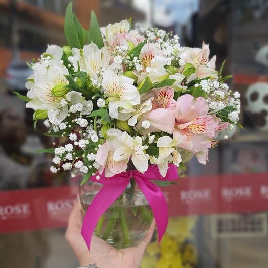 Arranjo de Astromelias no Vaso