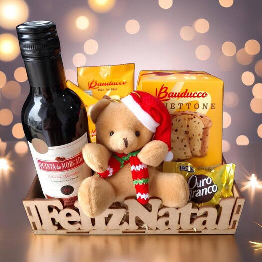 Cesta "Feliz Natal" com Vinho, Panettone, Ursinho de Natal e Delicias