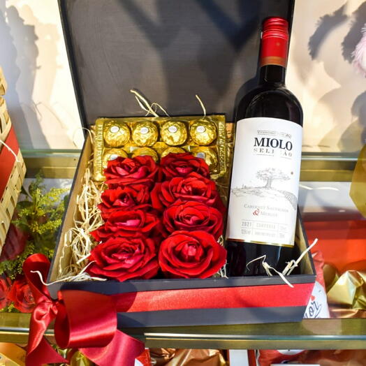 Cesta com Vinho Flores e Chocolate