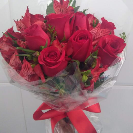 Bouquet de rosas nacionais com alstroemerias
