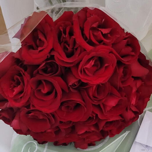 Bouquet com 24 rosas vermelhas nacionais