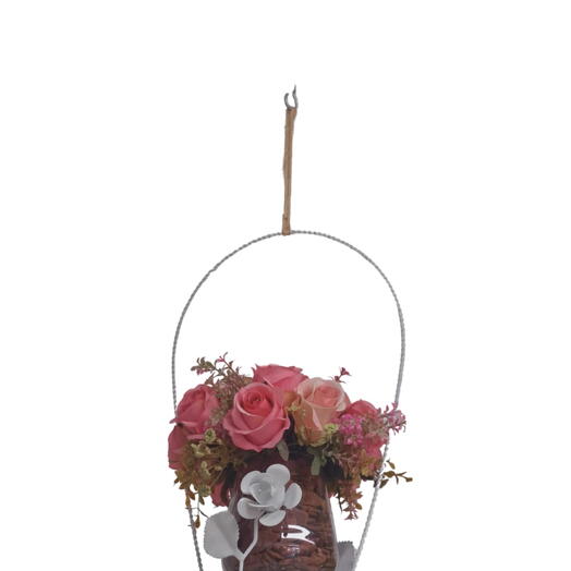 Arranjo com flores artificiais no vaso com suporte para pendurar