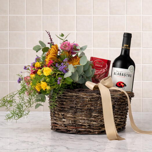 Cesta com Arranjo de Flores Mistas, Trufas Lindt e Vinho Tinto | La Floricultura
