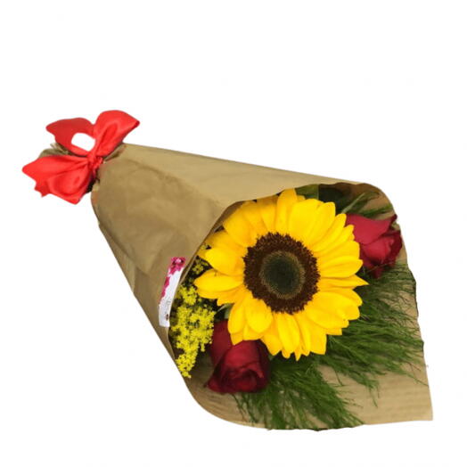 Buque girassol e rosas vermelhas