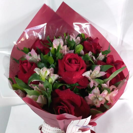Buquê Especial de 6 Rosas e Astromelias