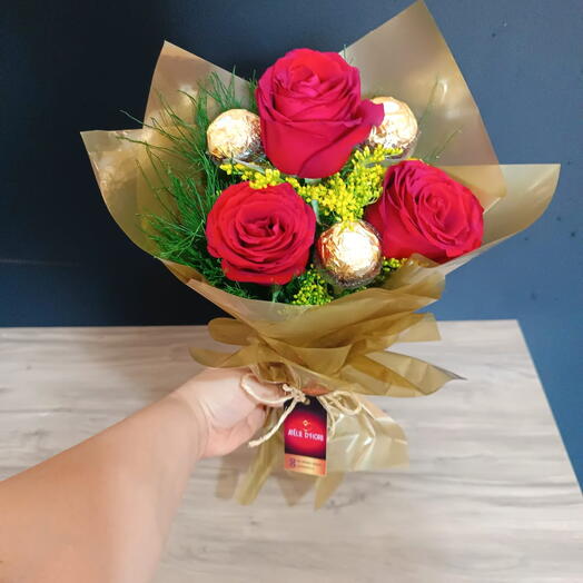 Buquê de Rosas com Ferrero Rocher - Entre Rosas e Doçura