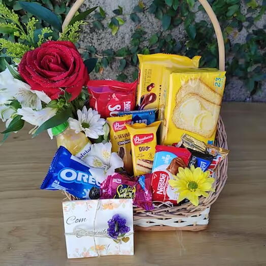 Cesta de cafe da manhã Flores e Chocolate para Presente