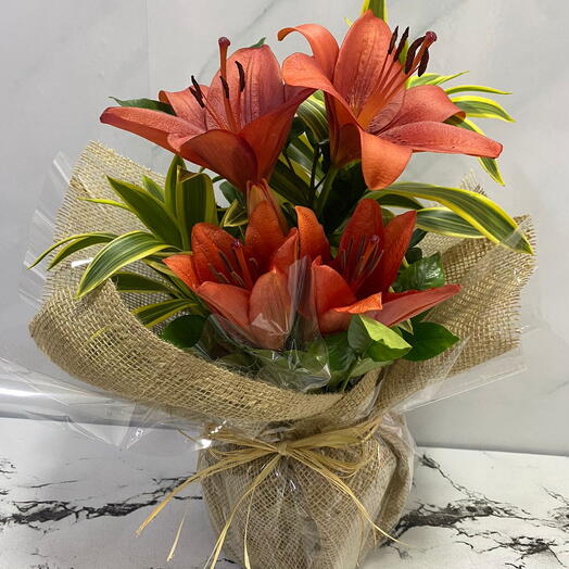 Arranjo de Lirios no Vaso com Juta