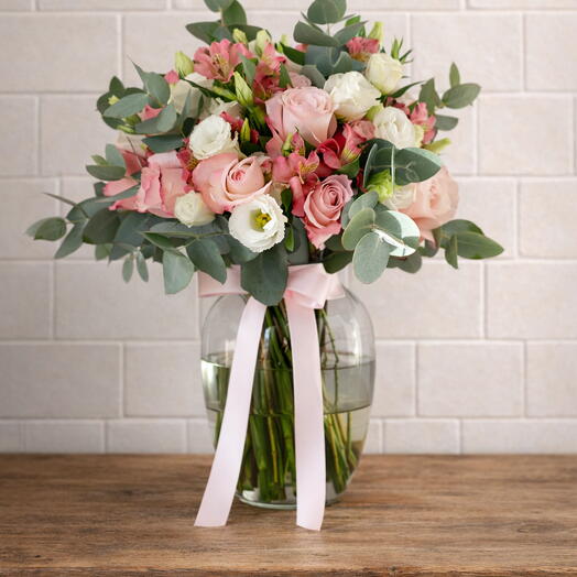 Arranjo de Rosas e Lisianthus em Vaso de Vidro | La Floricultura