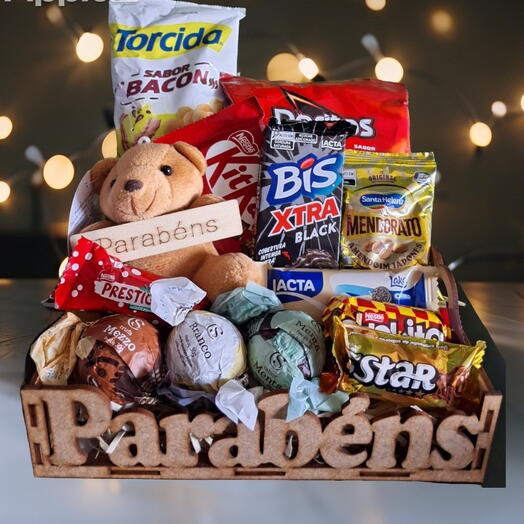 Cesta de Guloseimas com frase Parabens e mini Urso com plaquinha "Parabens"