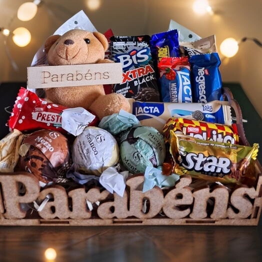 Cesta com Chocolates "Parabens" e mini Pelucia de Chaveiro "Parabens"