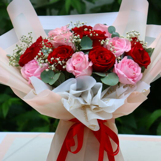 Buquê de rosas vermelhas e rosa