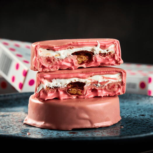 Disco de chocolate rosa Ruby recheado com marshmallow e morangos (90g)