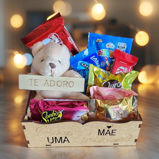 Cesta para uma Mãe Incrivel com Chocolates e Mini Urso Chaveiro Te Adoro