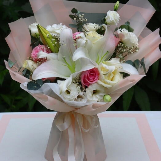Buquê de lirios, rosas e lisianthus