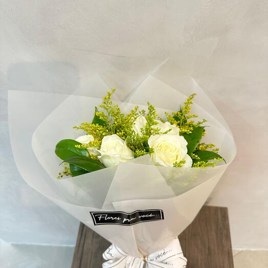 BUQUÊ COM ROSAS BRANCAS