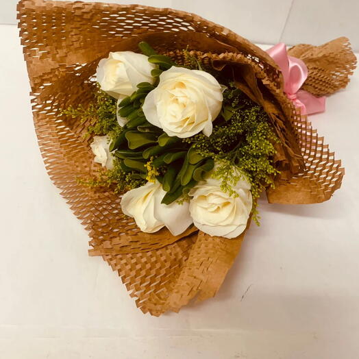 Buque de 6 Rosas Brancas com Folhagem