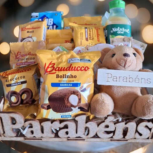 Cesta de Cafe da Manhã e Tarde "Parabens" com Ursinho Parabens