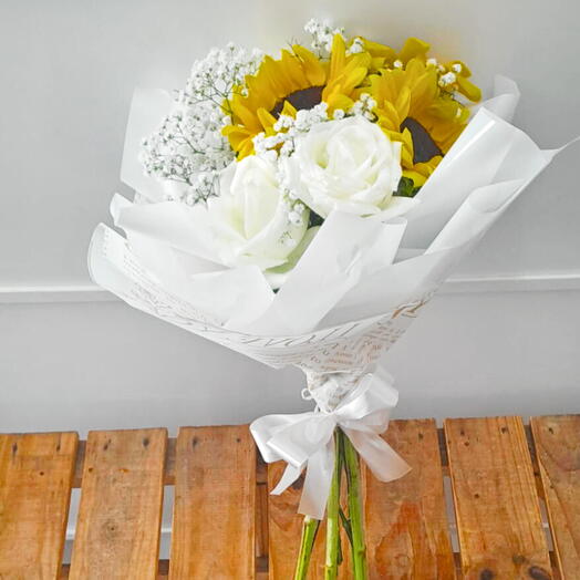 Bouquet de rosas brancas e girassois