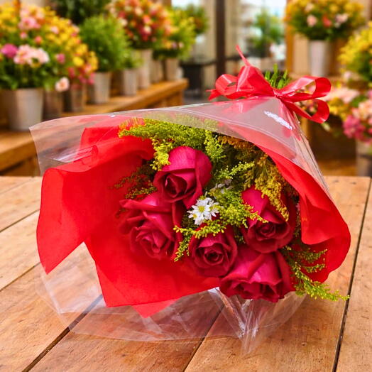 Bouquet com 5 Rosas Vermelhas e Folhagens