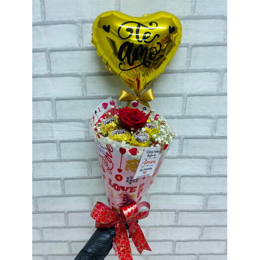 Buquê de Bombons com Rosa e Balão Personalizado