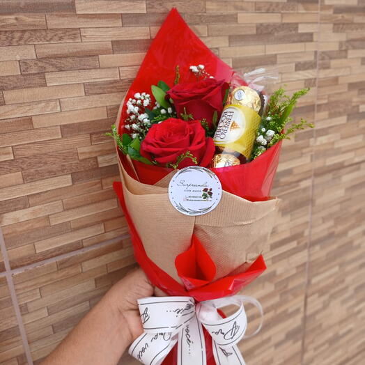 RAMALHETE ELEGANTE DUO ROSAS + FERRERO