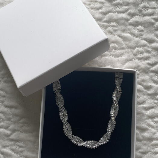 Pulseira Riviera Torcida de Zirconias Baguette Banhada a Prata