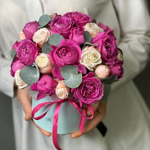 Rosas de peonia em uma caixa