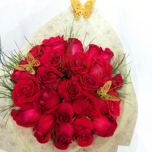 Buquê de 24 Rosas Vermelhas e Borboletas