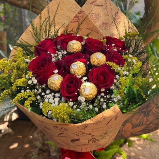Buquê 10 Rosas + 6 Ferrero Rocher