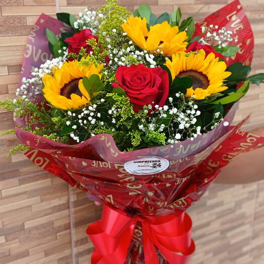 BUQUÊ ROSAS COM GIRASSOL