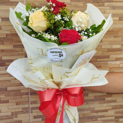 BUQUÊ MISTO 4 ou 5 ROSAS BRANCO DOURADO