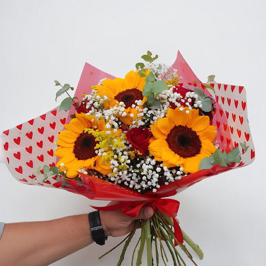 Buquê de Rosas e Girassois