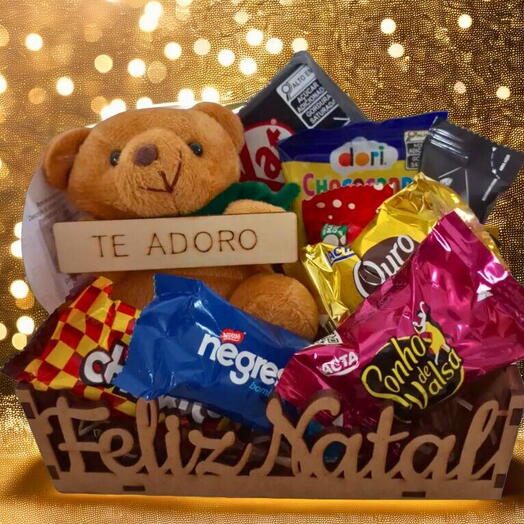 Cesta de Natal "Feliz Natal" com Chocolates e Ursinho "Te Adoro"