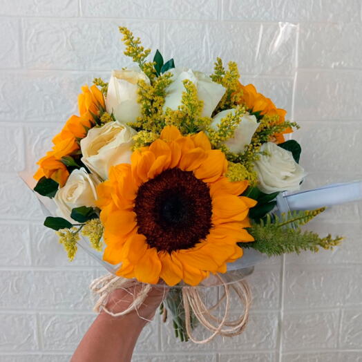 Buquê Encanto de Luz – Girassois e Rosas Brancas
