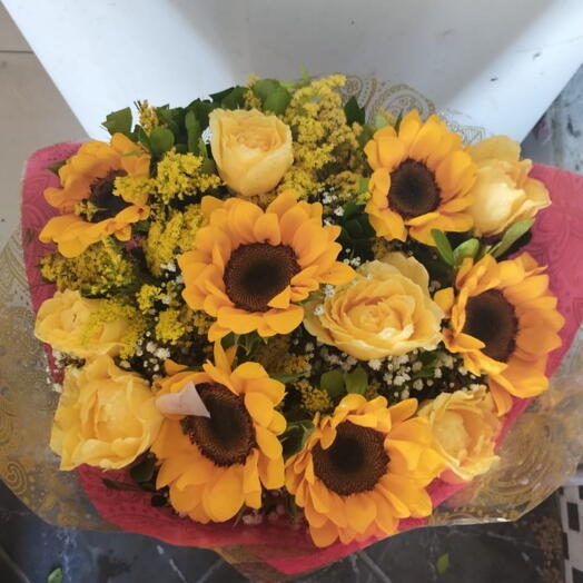 Girassois e rosas amarelas